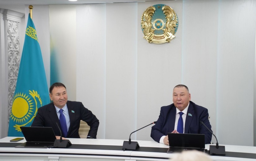 Маңғыстау облысы мәслихаттарының депутаттар делегациясы және аппарат қызметкерлерімен жұмыс кездесуі