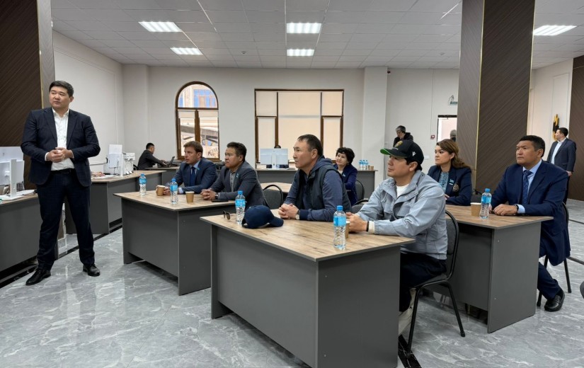 Депутаты маслихата ознакомились с работой спецавтомобилей ЦОДД и системой управления парковками